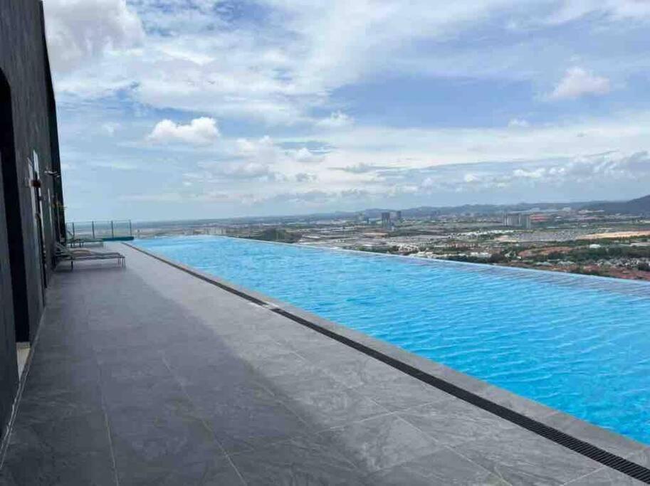Hill 10 2r1b 3pax Double Tree I-city Grade Apartment Shah Alam